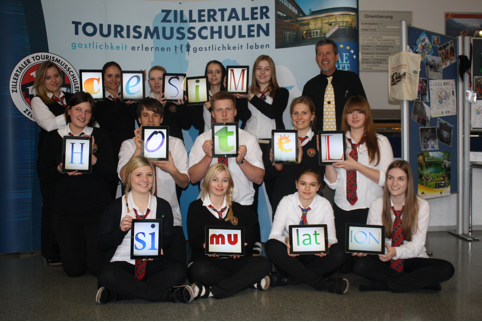 Professor Mag. Brunno Haller mit den SchülerInnen Cesim Simulations