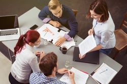 Teilnehmende analysieren Finanzdaten und treffen gemeinsame Entscheidungen in einer praxisnahen Banking- und Management-Simulation