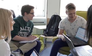 Studierende nehmen an einem Planspiel BWL teil und treffen Managemententscheidungen in einer Unternehmenssimulation. Praxisnahes Lernen in der Hochschule.