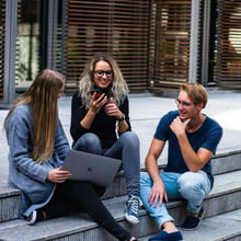 Studierende analysieren Managemententscheidungen mit Unterstützung eines KI-Coaches in einer interaktiven Business-Simulation